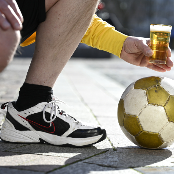 Erlebnistour: Fußball, Bier & Fangeschichten - Durststrecke -  Hoch über den Köpfen der Fans glänzt zu jeder Meisterfeier die goldene Kugel auf der Friedenssäule des Friedensplatzes. Von hier aus startet die...