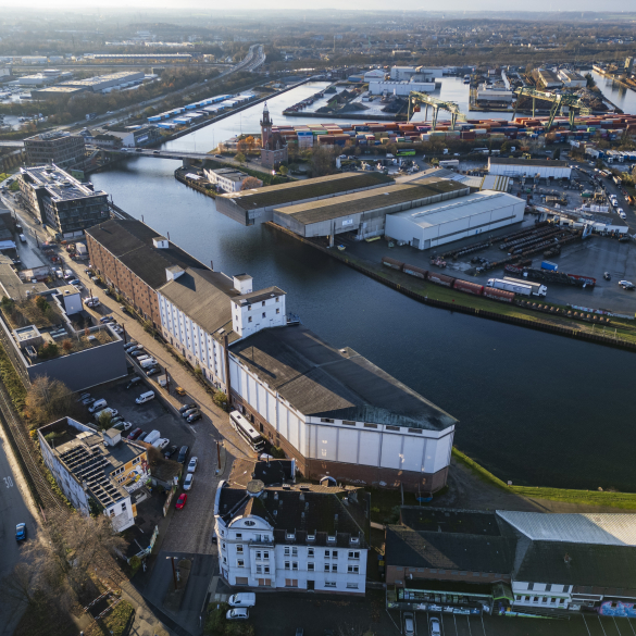 Hafen 4.0 - Wie der Dortmunder Hafen in die digitale Zukunft steuert - Von der Kohle zur Cloud - Wie der Dortmunder Hafen mit dem Digitalquartier neue Wege geht
Im Dortmunder Hafen entsteht ein spannender neuer Standort: das... Hafen 4.0 - Wie der Dortmunder Hafen in die digitale Zukunft steuert - Von der Kohle zur Cloud - Wie der Dortmunder Hafen mit dem Digitalquartier neue Wege geht
Im Dortmunder Hafen entsteht ein spannender neuer Standort: das...