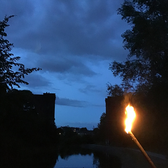 Im Schein der Fackeln: Eine Reise durch die Geschichte von Phoenix West - Ein abendlicher Spaziergang - Wo einst Stahl gegossen und Schlacke transportiert wurde, flackert heute das warme Licht der Fackeln und taucht die Industriekulisse in eine... Im Schein der Fackeln: Eine Reise durch die Geschichte von Phoenix West - Ein abendlicher Spaziergang - Wo einst Stahl gegossen und Schlacke transportiert wurde, flackert heute das warme Licht der Fackeln und taucht die Industriekulisse in eine...